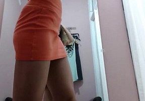 Sexy culona espiada en el probador de ropa nueva