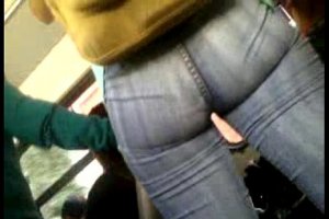 videos bajo la falda Flaca rica nalgona en el camion
