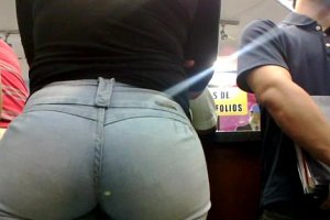 Espiando Morena culona de jeans en el orinokia mall