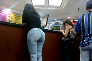 Espiando - Morena culona de jeans en el orinokia mall