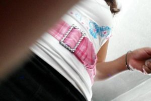 Bajo faldas en la calle a bella jovencita caliente