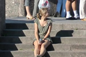 Upskirt a una rubia adolescente bragas en las escaleras